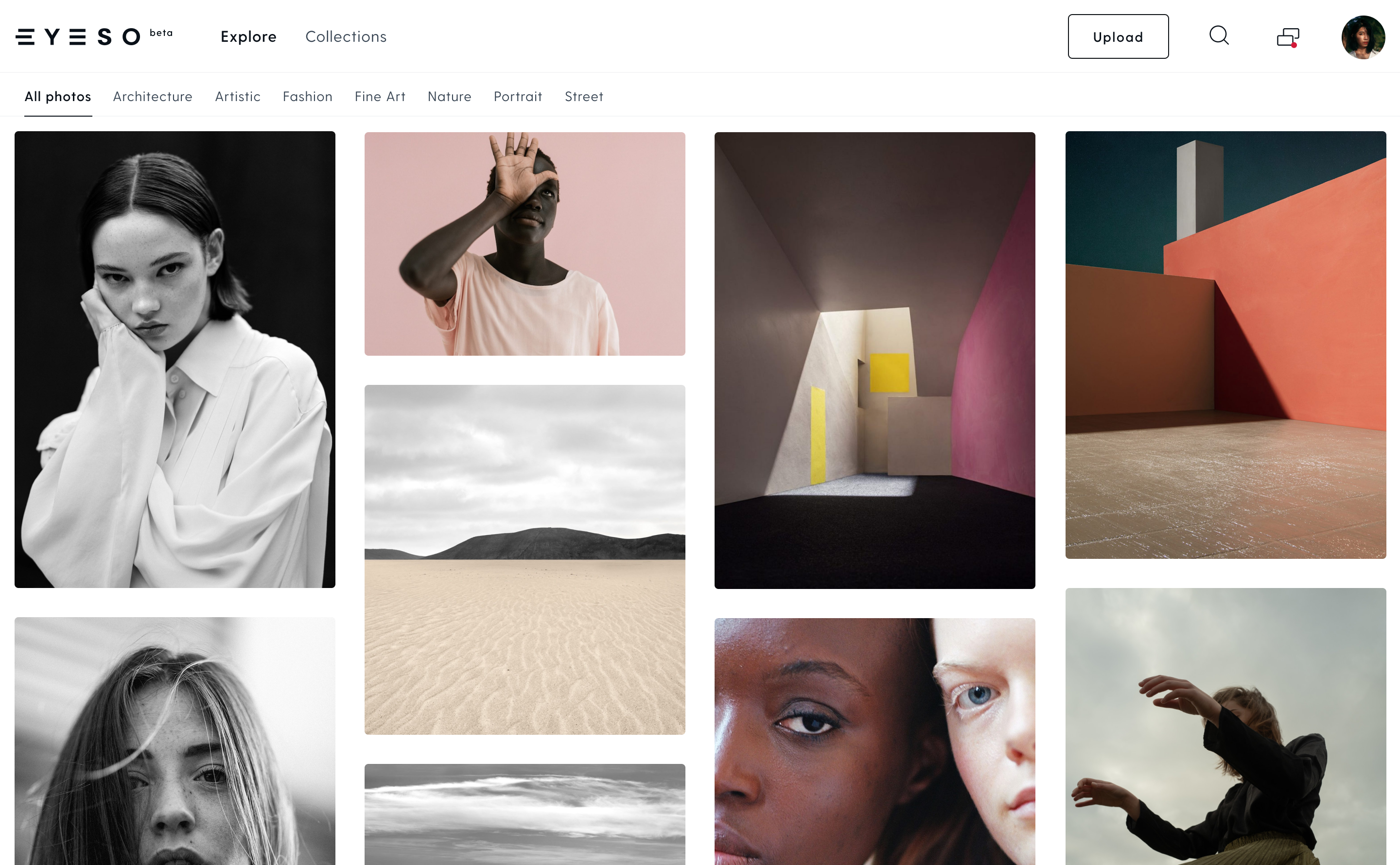 Slideshow with different visuals from Nádia's work, mostly user unterfaces.
